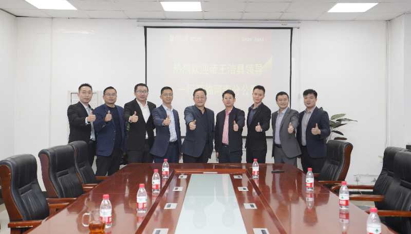 帝王潔具與居然之家領(lǐng)導合影 帝王潔具與居然之家領(lǐng)導合影