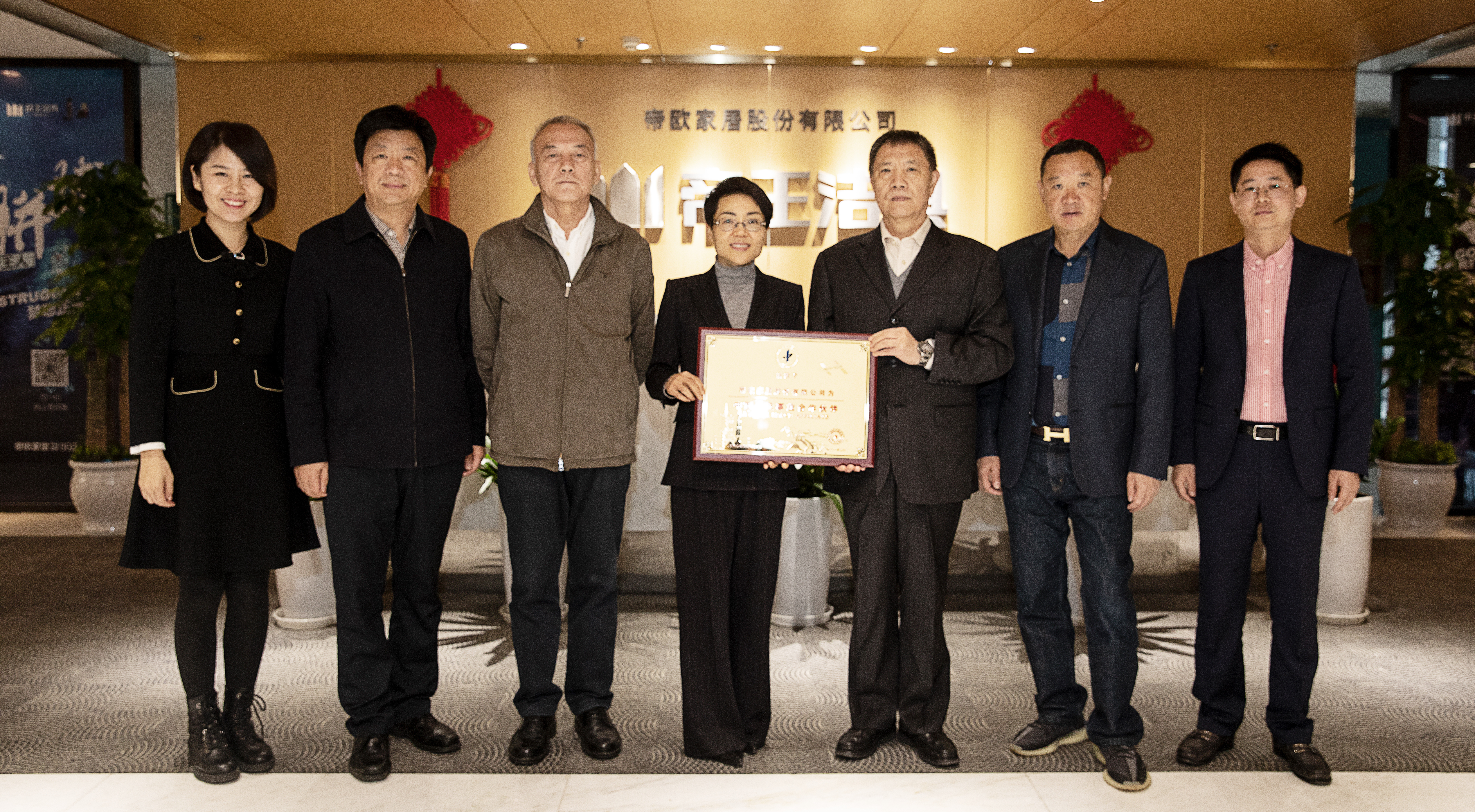 帝王潔具-中國(guó)航天參觀嘉賓合影2 帝王潔具-中國(guó)航天參觀嘉賓合影2